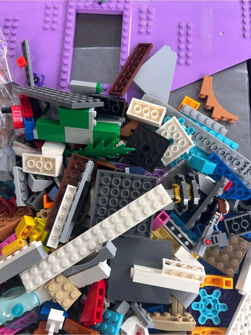 LEGO Bulk lot 4.12 pounds (which includes box) Loc: J2